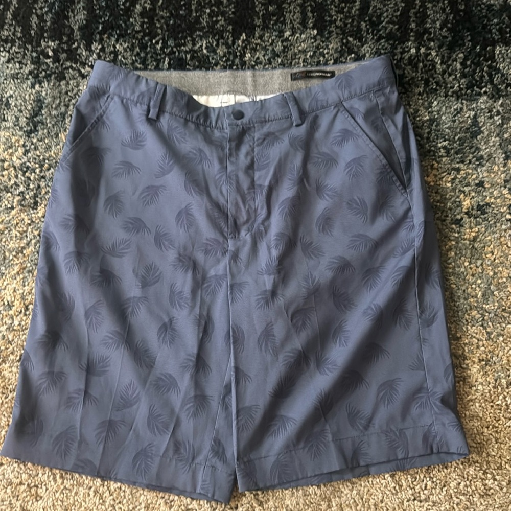 Greg Norman men’s golf shorts. Size 32